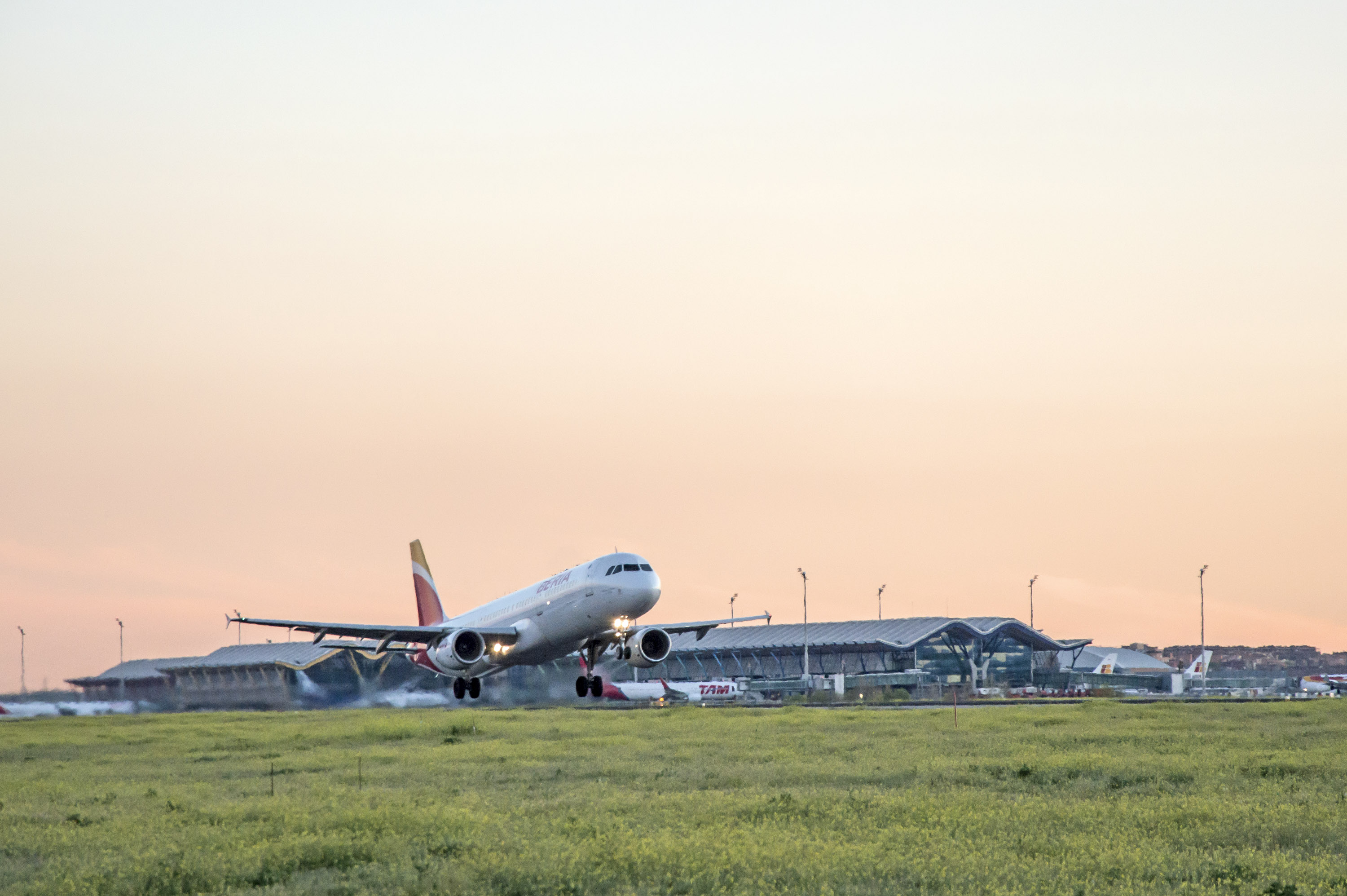 Canais de drenagem ACO no aeroporto de Madrid-Barajas