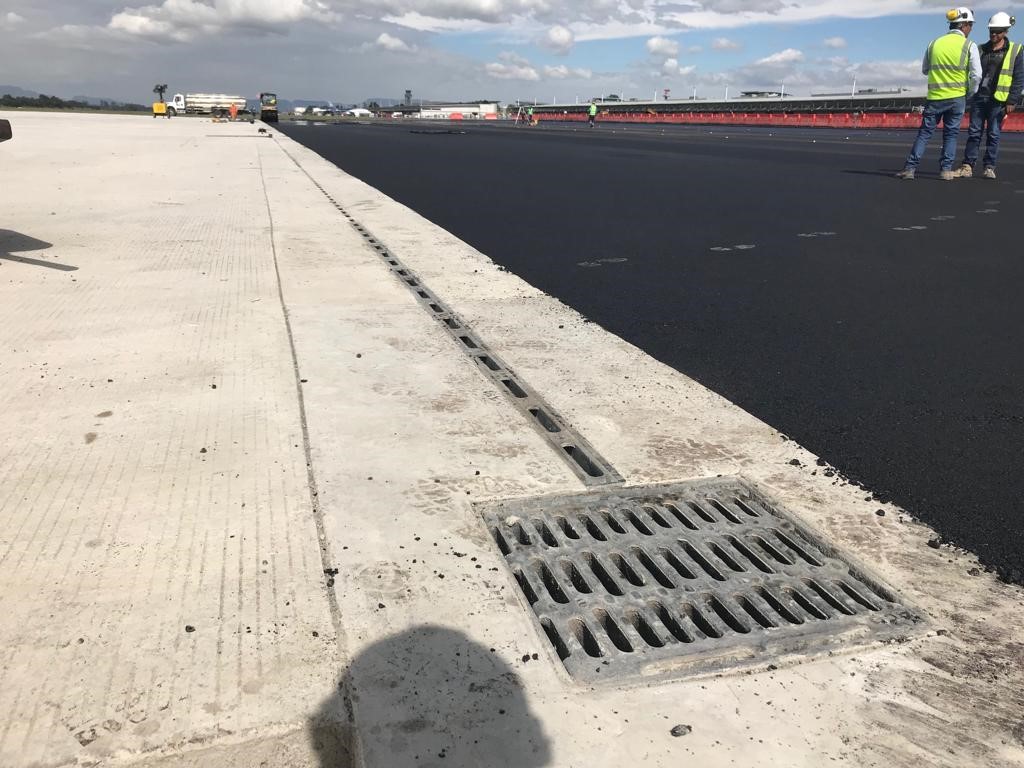 Canais de drenagem ACO no Aeroporto El Dorado em Bogotà