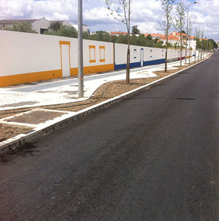 Canal de drenagem com ACO kerb no Alentejo