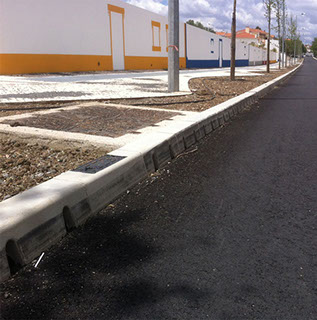 Canal de drenagem com ACO kerb no Alentejo