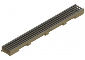 Render del conjunto de canal SELF 100 L1000 H55 en hormigon polímero con premarca para salida vertical DN/OD 110 y reja pasarela en acero inoxidable A15 con sistema de fijación por clip