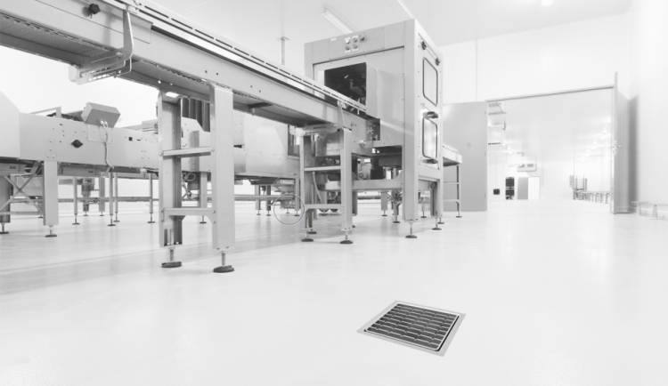 Sumidero EG con reja de barras antideslizantes en una industria embotellado