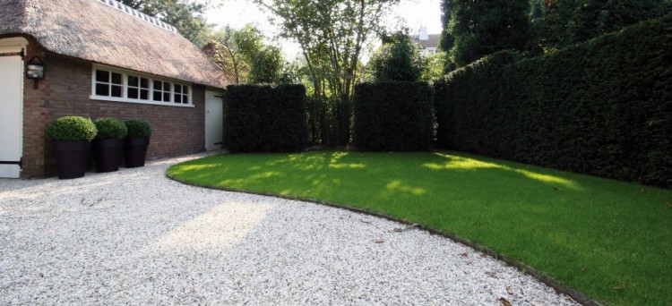 Panal ACO Gravel Grid y la bordura ACO Guard en el jardín de una vivienda.