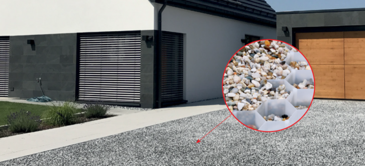 Panal ACO Gravel Grid en la entrada del garaje de una casa, con detalle del panal
