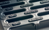 Render de la reja para canal HEXALINE 100, reja pasarela con microgrip en polipropileno (PP) color negro de dimensiones L998 A118 H22 con sistema de fijación por clip, clase de carga A15.
